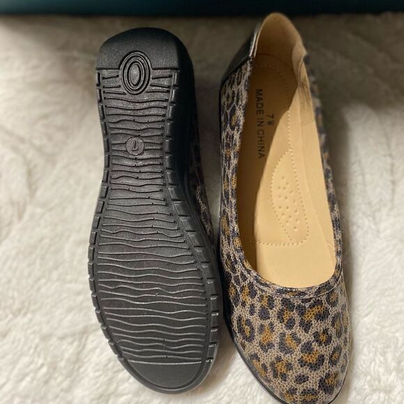 Brand New Leopard Print Loafers - 7W - Picture 2 of 3
